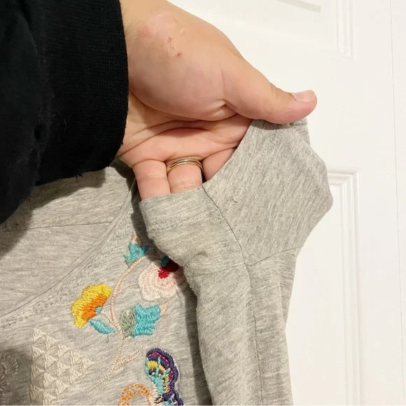 Johnny Was Embroidered Short Sleeve T-Shirt Size XS Gray Scoop Neck Floral Tee - Picture 5 of 11